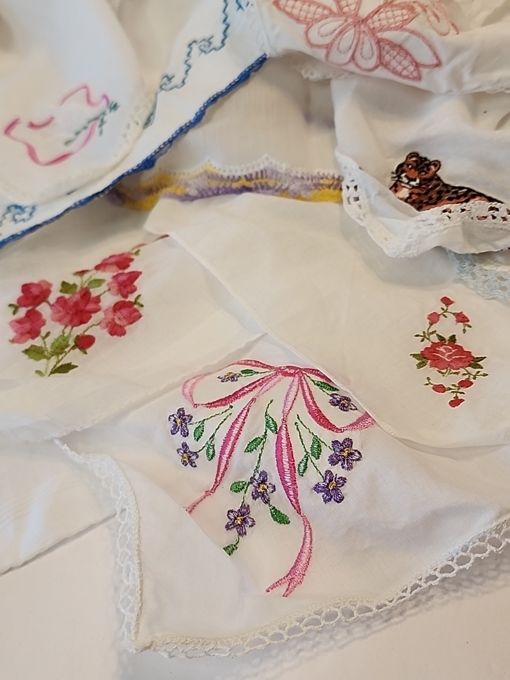 17 Assorted White & Colored Embroidered Linen Or Cotton HANKIES / Handkerchiefs - Picture 4 of 7